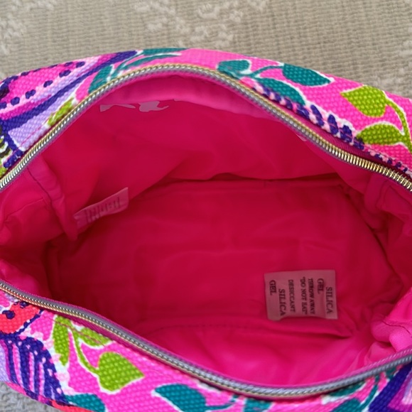 NIB GWP Lilly Pulitzer Cosmetic Pouch / She’s Too Fly Engineered - Picture 3 of 5